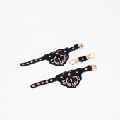 Черные кожаные наручники с клепками, кольцами и золотистой фурнитурой - Crazy Handmade - купить с доставкой в Сыктывкаре