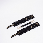 Черный кожаные оковы с узорами и золотистой фурнитурой - Crazy Handmade - купить с доставкой в Сыктывкаре