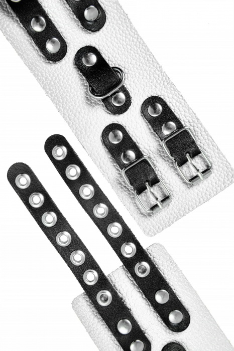 Бело-черные наручники с двумя ремешками и люверсами - Pecado - купить с доставкой в Сыктывкаре